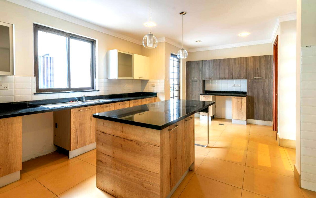 5-Ensuite Townhouse with Jacuzzi & Clubhouse – Karen