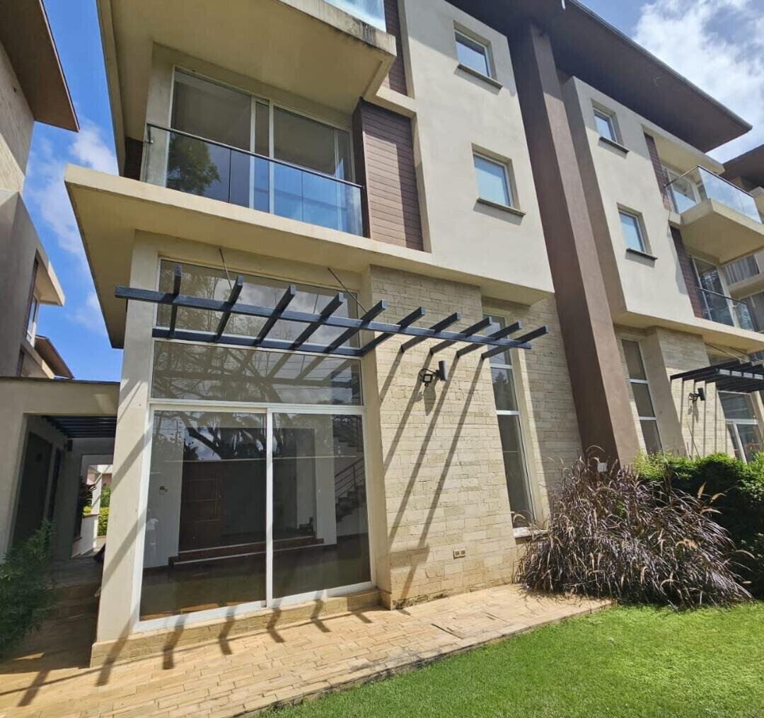 4-Ensuite Townhouse with DSQ & Cathedral Ceilings - Lavington