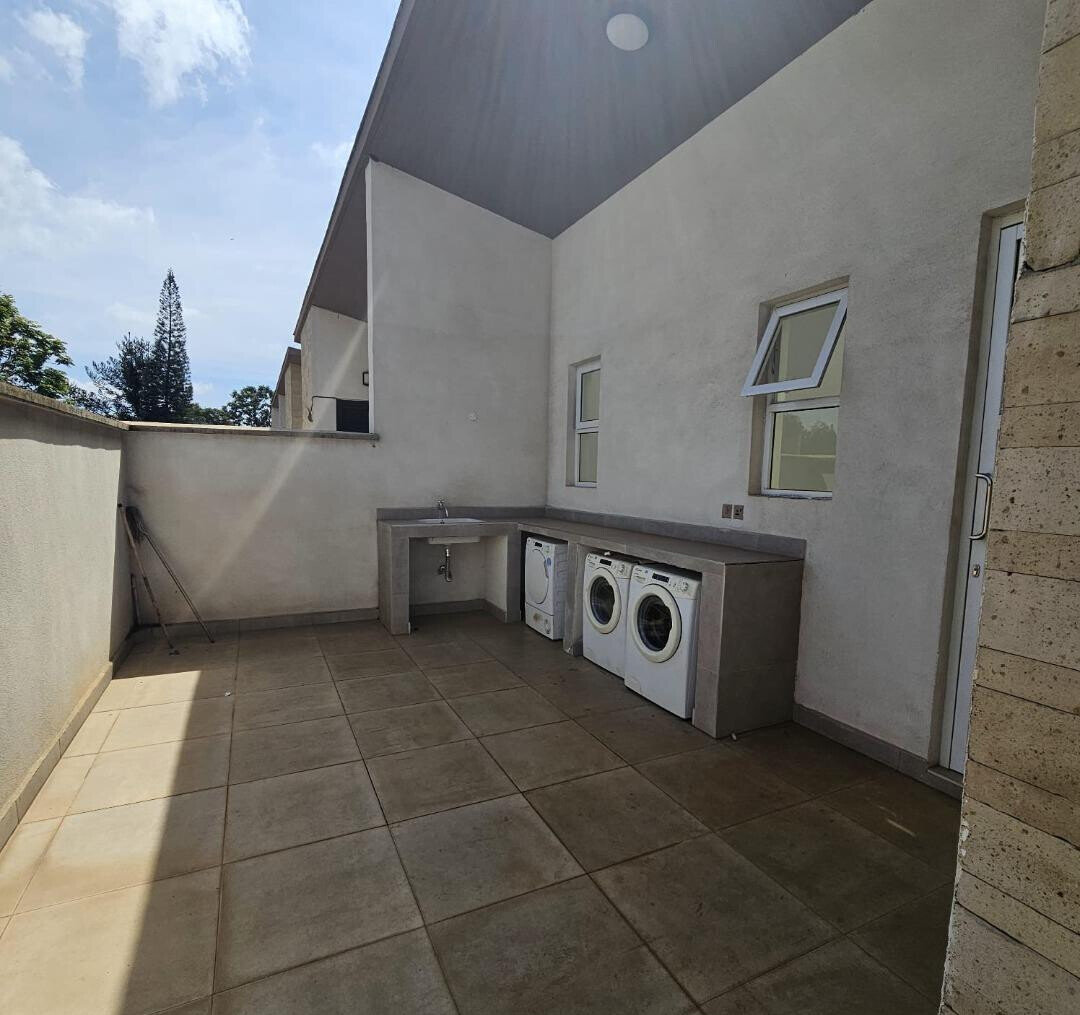 4-Ensuite Townhouse with DSQ & Cathedral Ceilings - Lavington