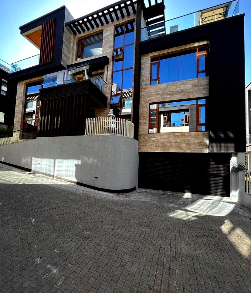 6-Ensuite Townhouse with Lift & High-End Finishes - Lavington