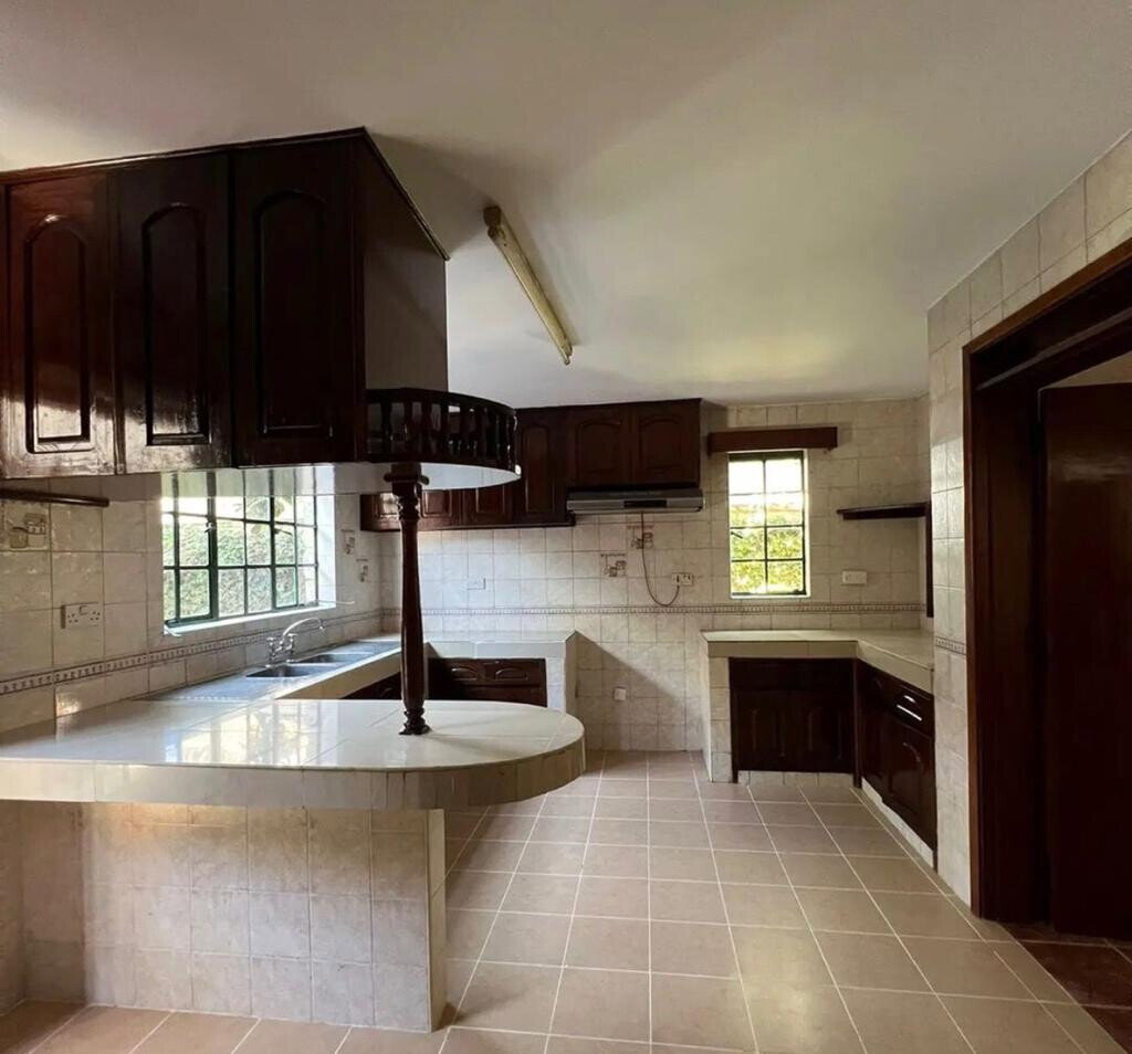 4BR Townhouse with Fireplace & Private Terrace - Lavington