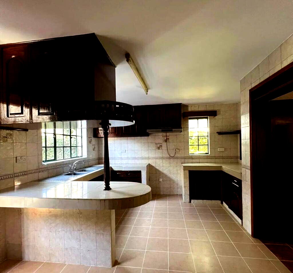 4BR Townhouse with Fireplace & Private Terrace - Lavington