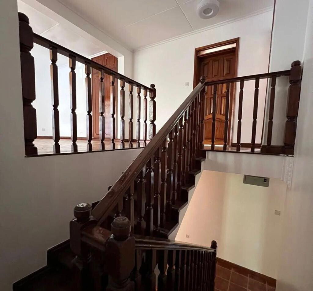 4BR Townhouse with Fireplace & Private Terrace - Lavington
