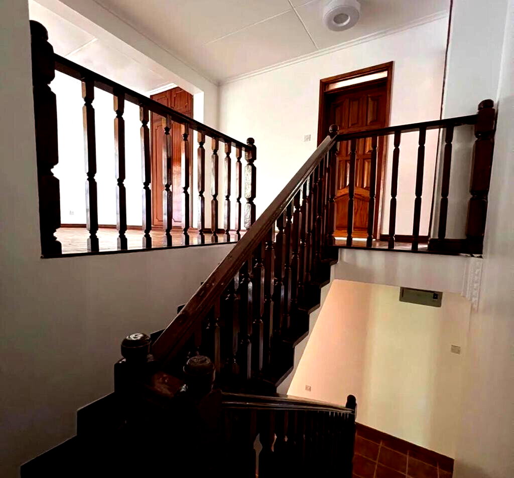 4BR Townhouse with Fireplace & Private Terrace - Lavington