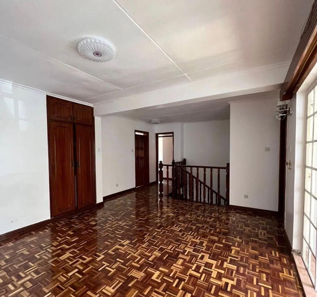 4BR Townhouse with Fireplace & Private Terrace - Lavington