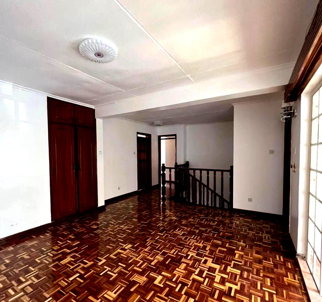 4BR Townhouse with Fireplace & Private Terrace - Lavington