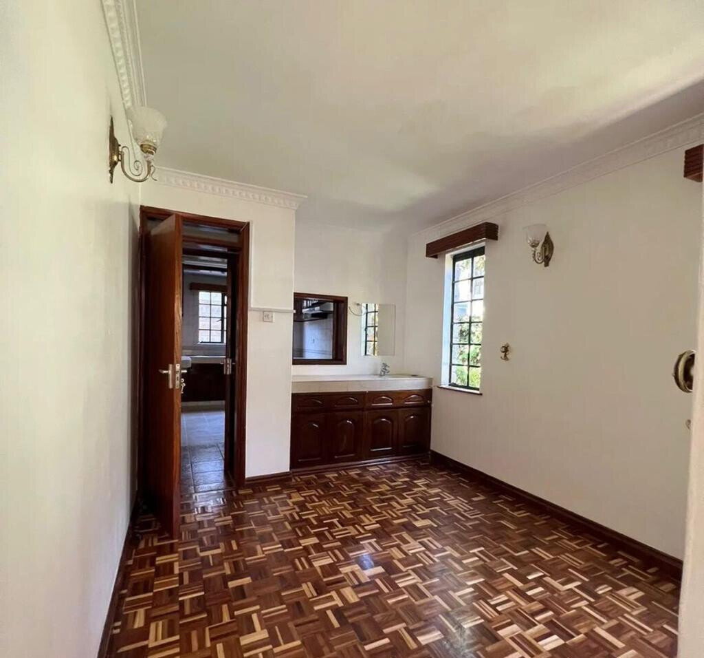 4BR Townhouse with Fireplace & Private Terrace - Lavington