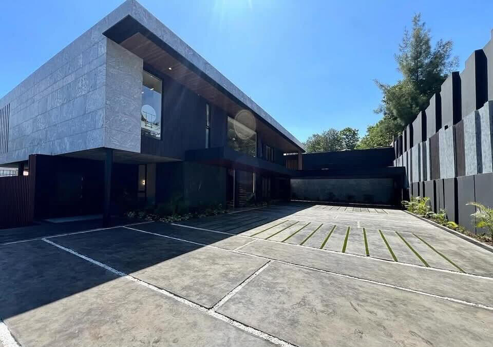 Studio 54-Designed 5BR with Heated Pool & Smart Glass - Kitisuru