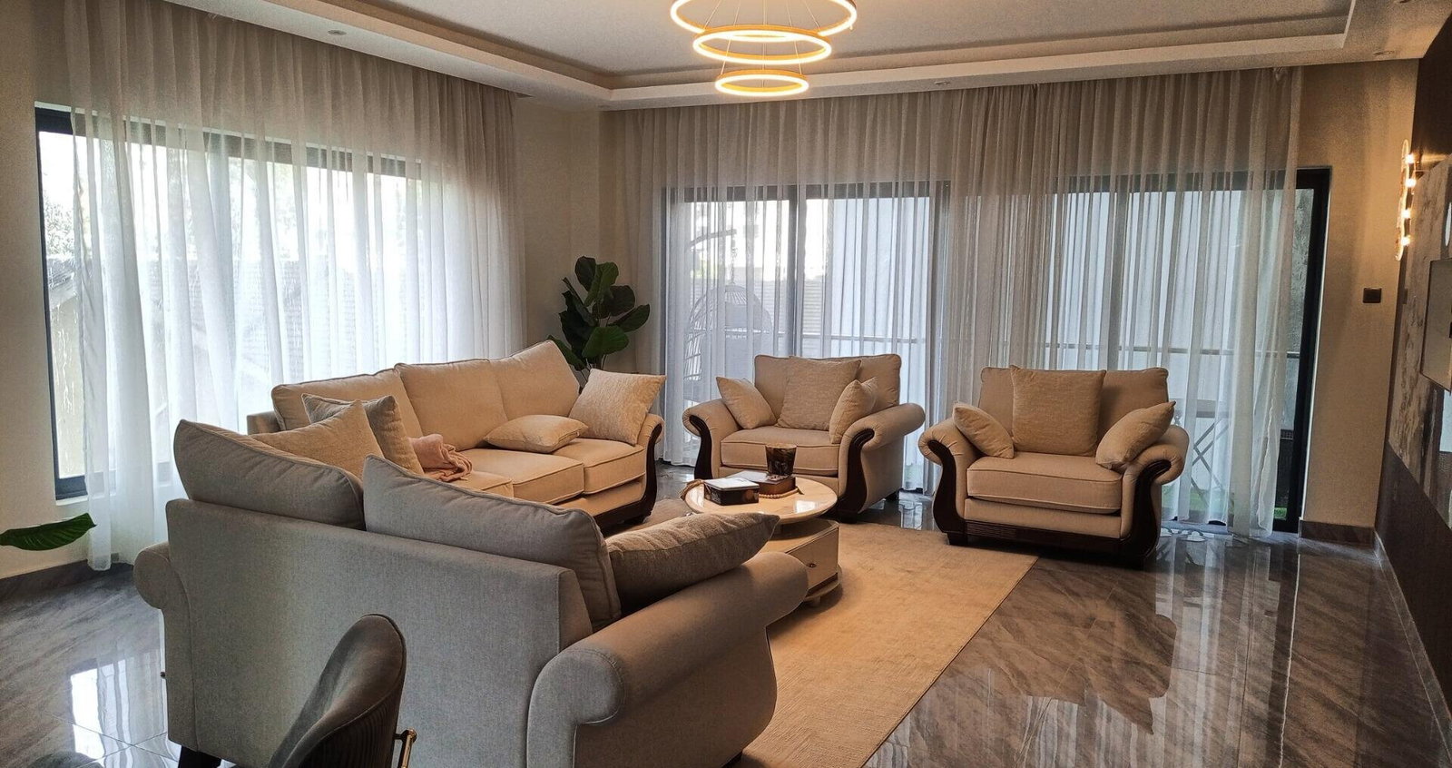 4BR Simplex with Infinity Pool & Squash Court - Parklands
