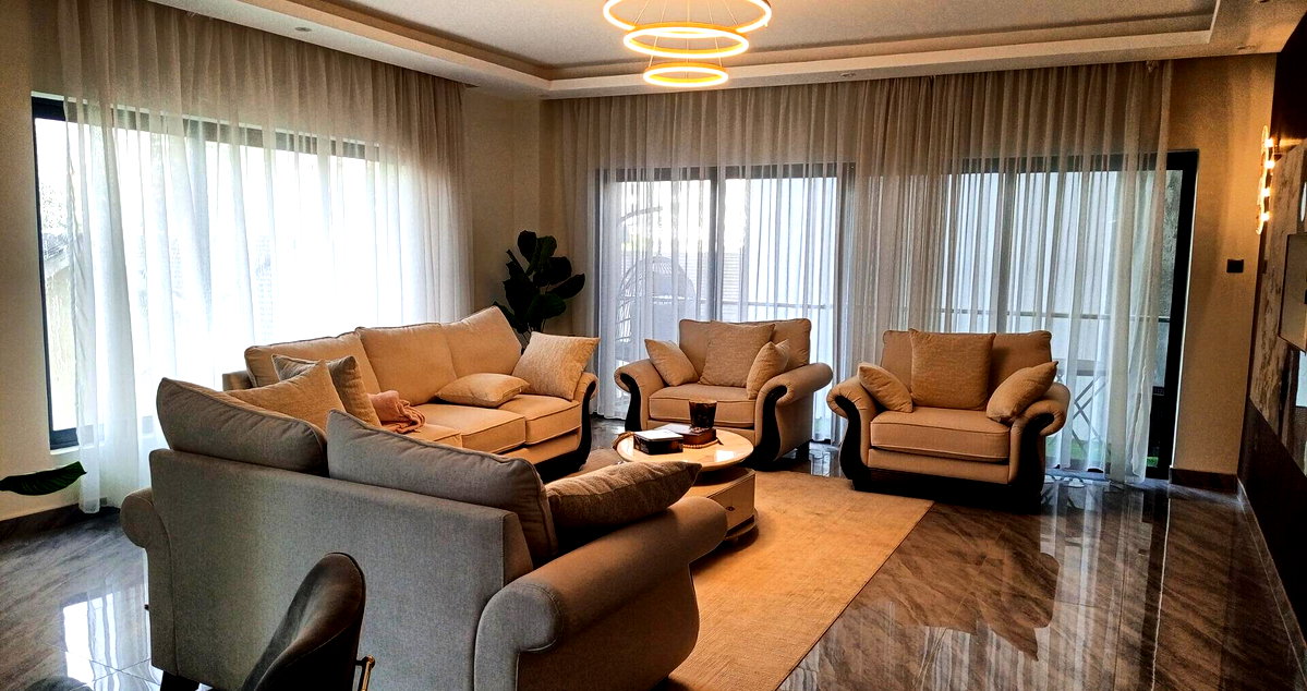 4BR Simplex with Infinity Pool & Squash Court - Parklands