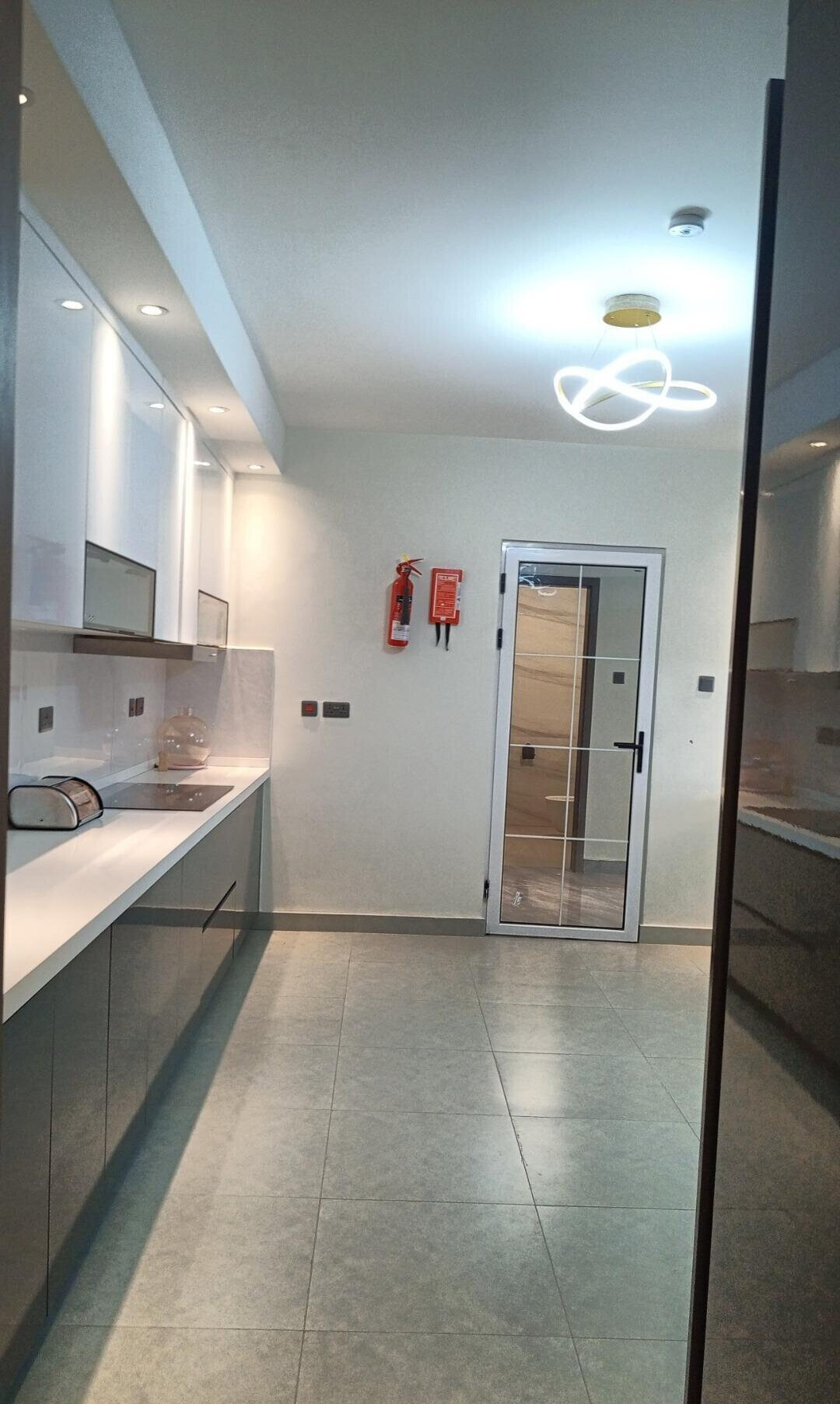 4BR Simplex with Infinity Pool & Squash Court - Parklands