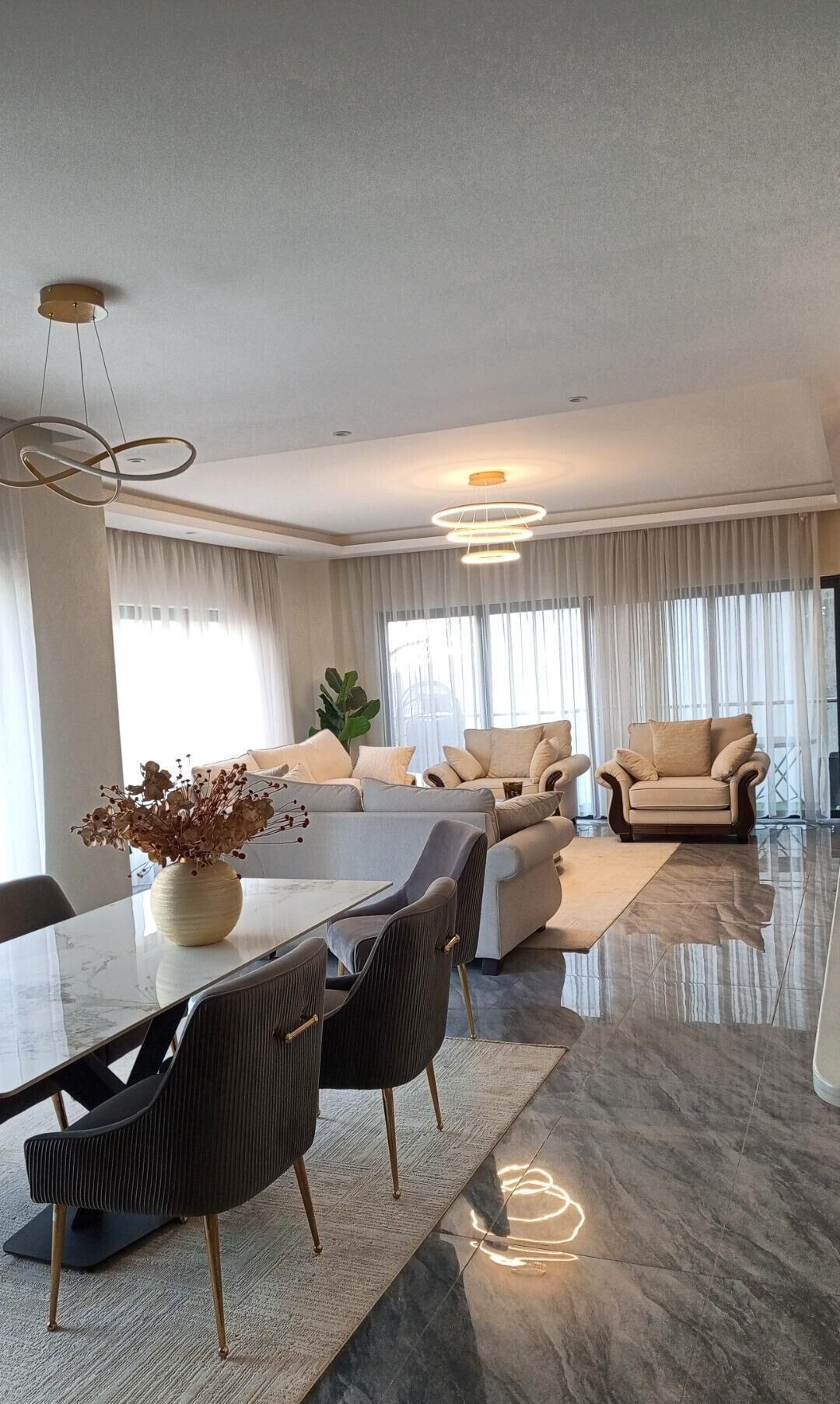 4BR Simplex with Infinity Pool & Squash Court - Parklands