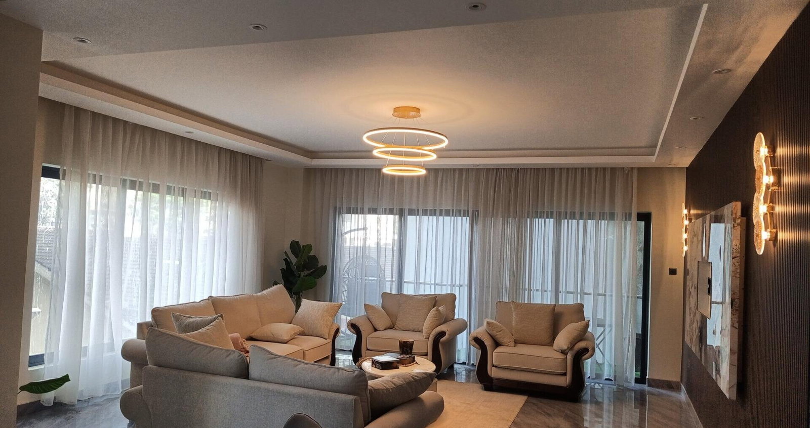 4BR Simplex with Infinity Pool & Squash Court - Parklands