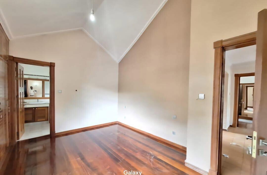 Luxury 4BR Home with Garden