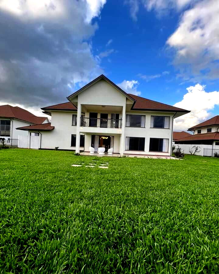 4BR All-Ensuite Villa with DSQ on Quarter Acre - New Runda