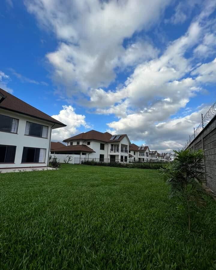 4BR All-Ensuite Villa with DSQ on Quarter Acre - New Runda