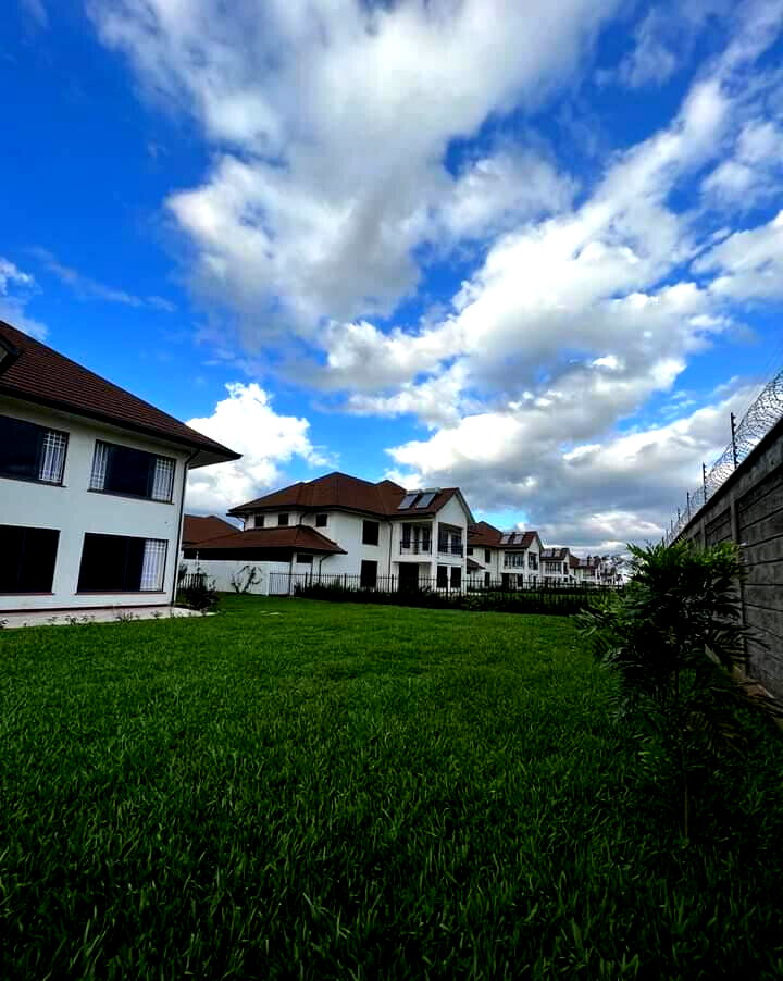 4BR All-Ensuite Villa with DSQ on Quarter Acre - New Runda