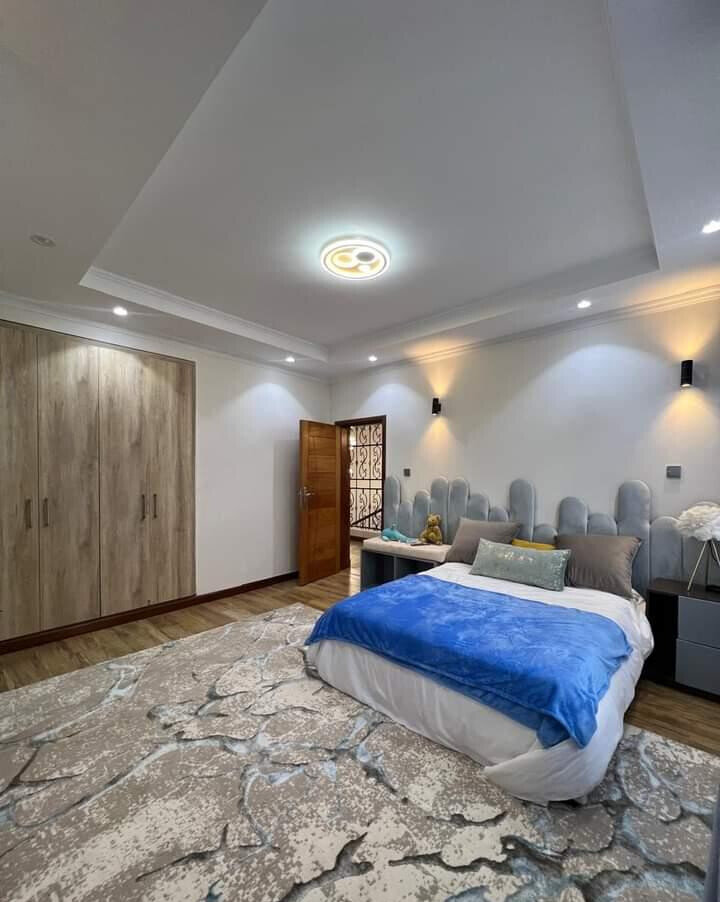 4BR All-Ensuite Villa with DSQ on Quarter Acre - New Runda