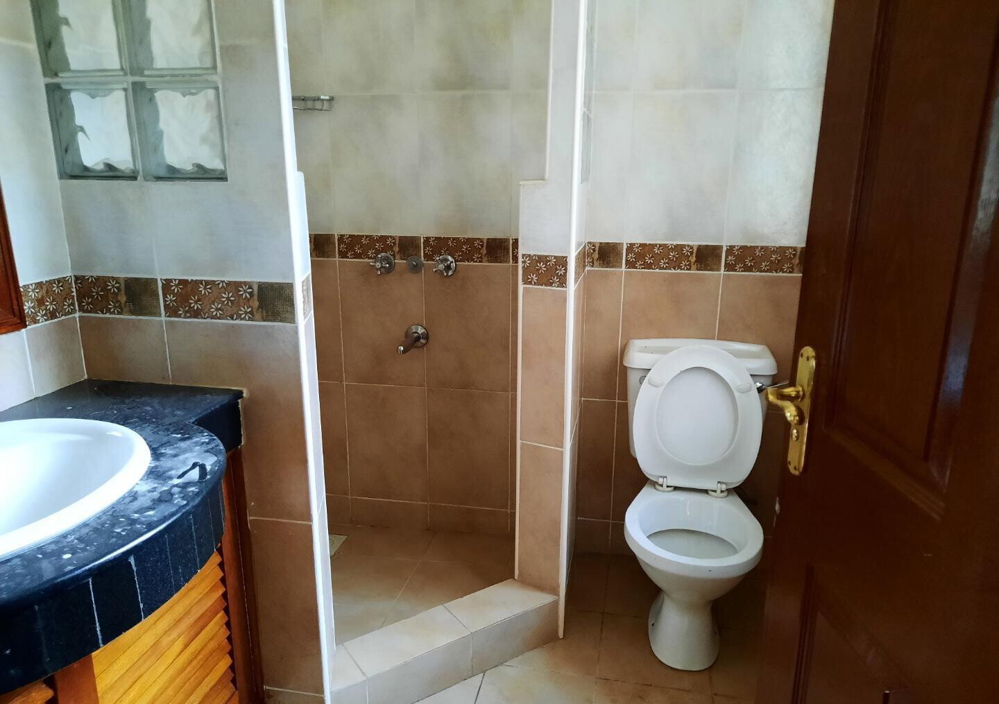 4-Ensuite Townhouse with Borehole & Flowered Garden - Lavington Maziwa