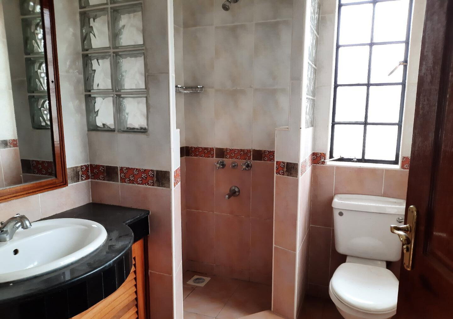 4-Ensuite Townhouse with Borehole & Flowered Garden - Lavington Maziwa