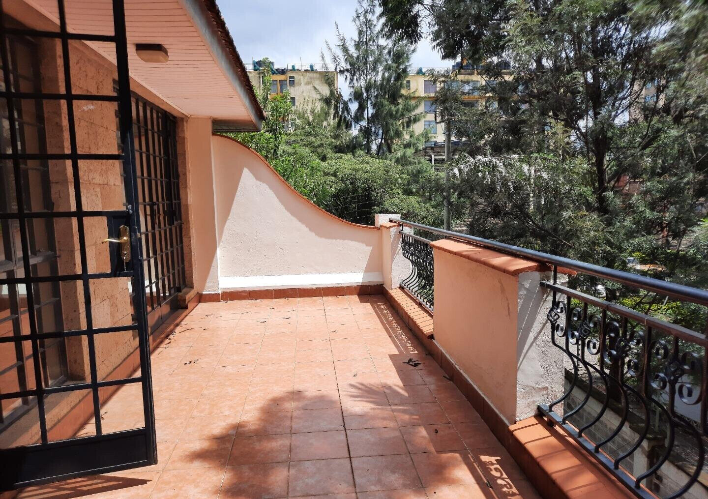 4-Ensuite Townhouse with Borehole & Flowered Garden - Lavington Maziwa