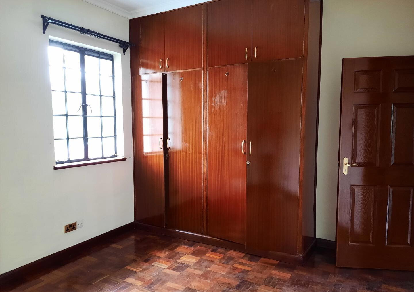 4-Ensuite Townhouse with Borehole & Flowered Garden - Lavington Maziwa