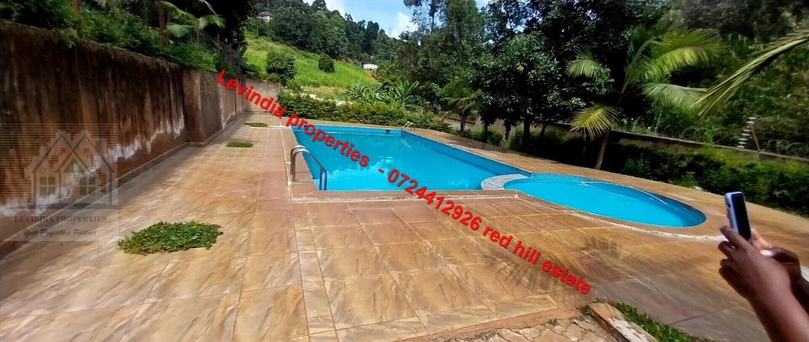 4BR All-Ensuite Corner Townhouse with Panoramic Views - Redhill