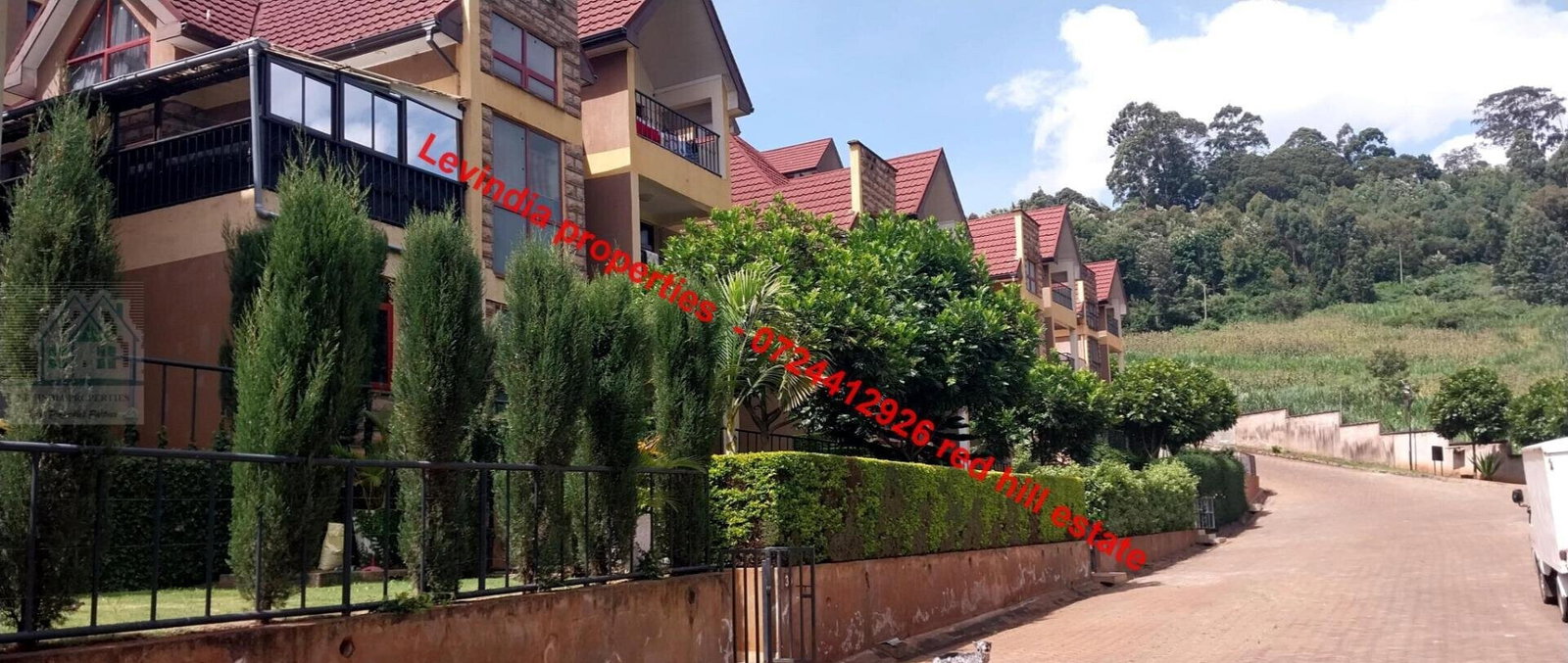 4BR All-Ensuite Corner Townhouse with Panoramic Views - Redhill