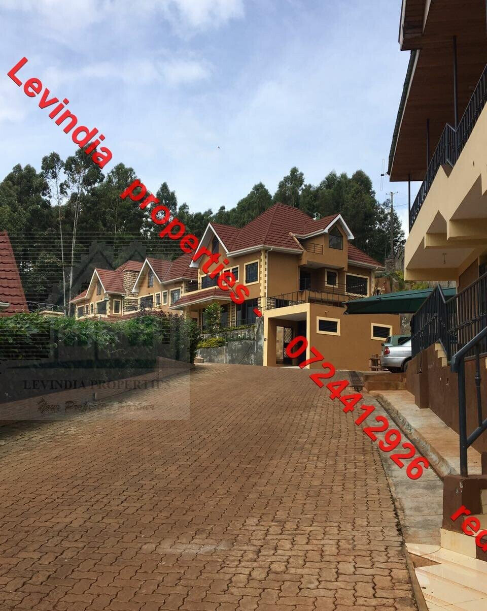 4BR All-Ensuite Corner Townhouse with Panoramic Views - Redhill
