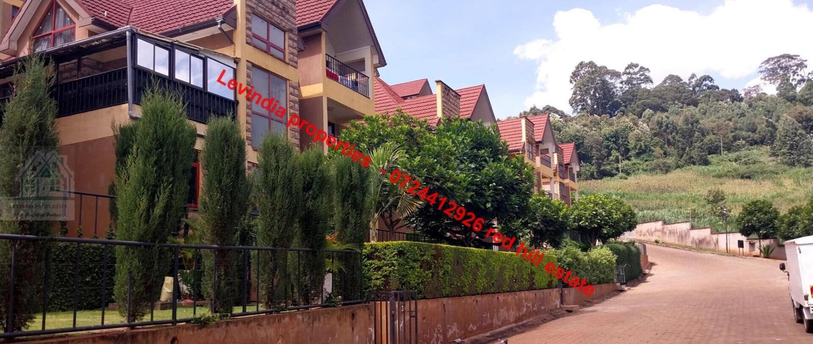 4BR All-Ensuite Corner Townhouse with Panoramic Views - Redhill