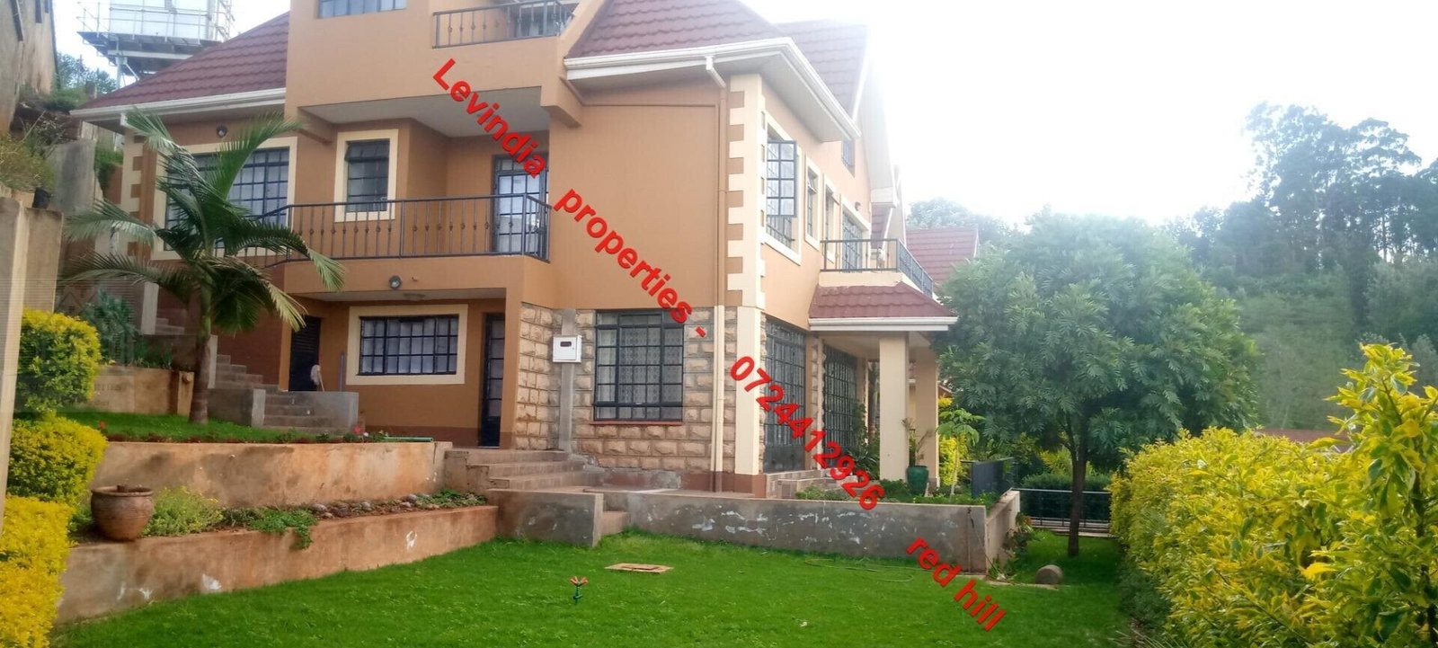 4BR All-Ensuite Corner Townhouse with Panoramic Views - Redhill