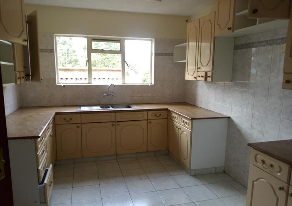 Spacious 4-Bed Townhouse with Detached SQ & Modern Kitchen - Lavington