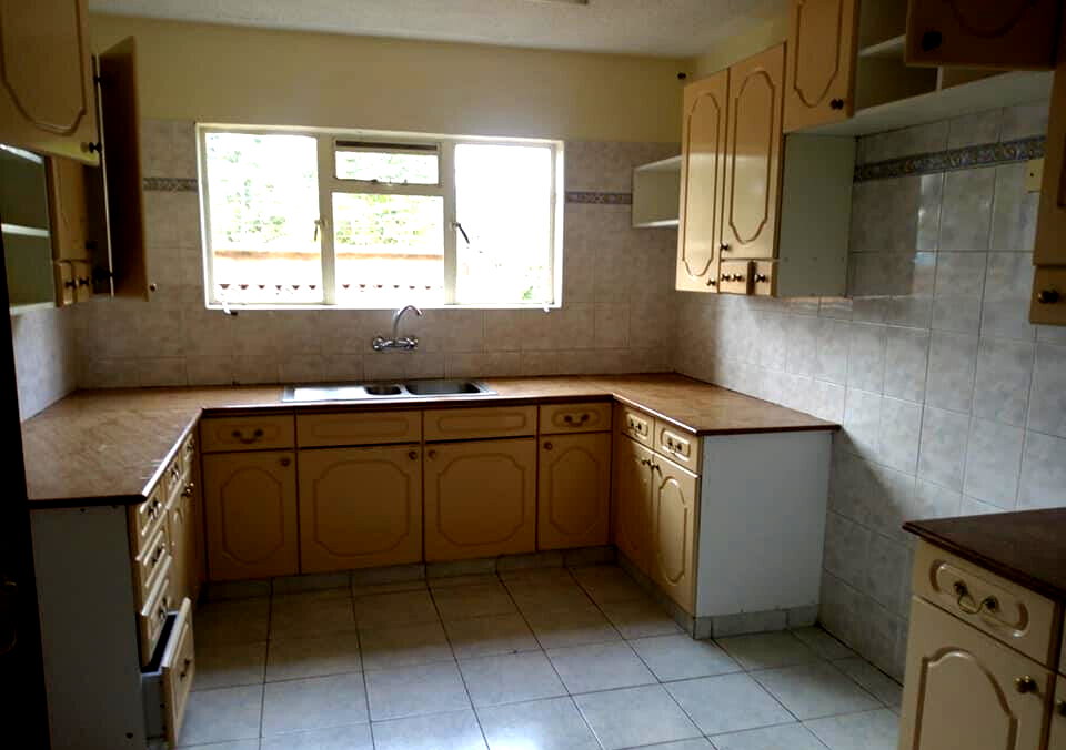 Spacious 4-Bed Townhouse with Detached SQ & Modern Kitchen - Lavington