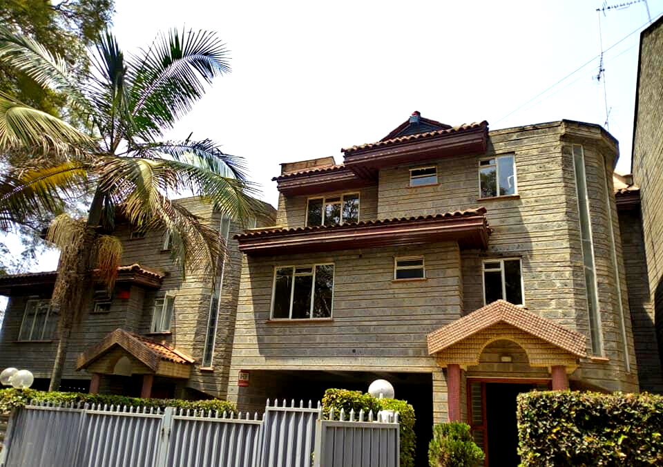 Spacious 4-Bed Townhouse with Detached SQ & Modern Kitchen - Lavington