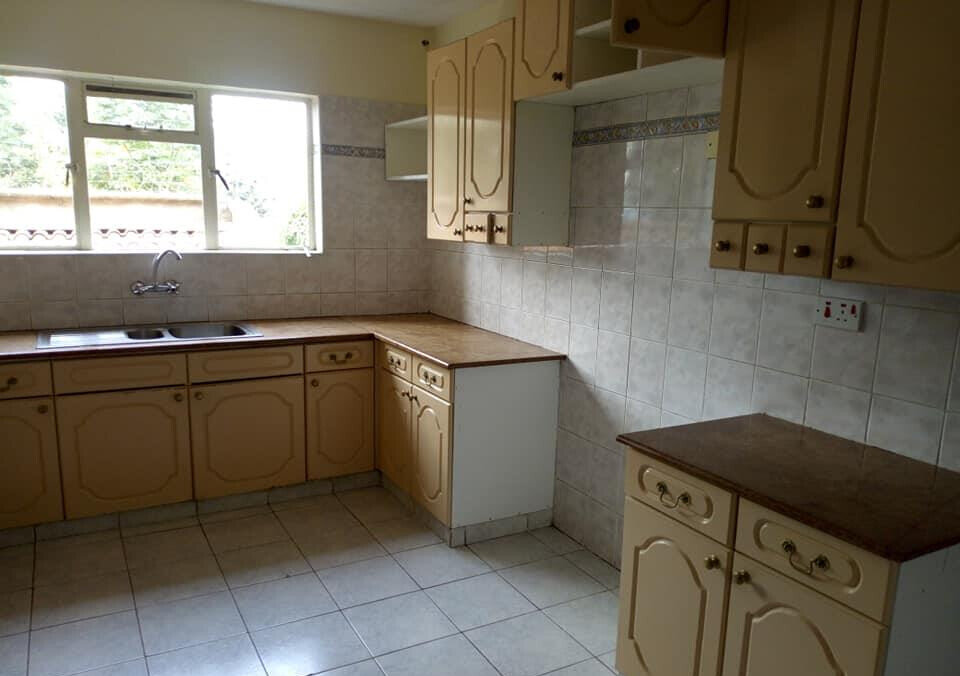 Spacious 4-Bed Townhouse with Detached SQ & Modern Kitchen - Lavington