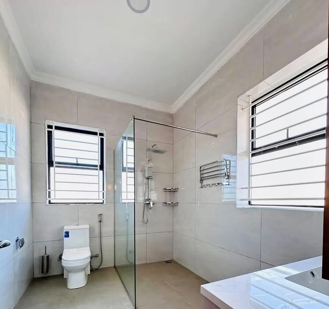 Newly Built 4BR Townhouse with DSQ & Jacuzzi – Karen
