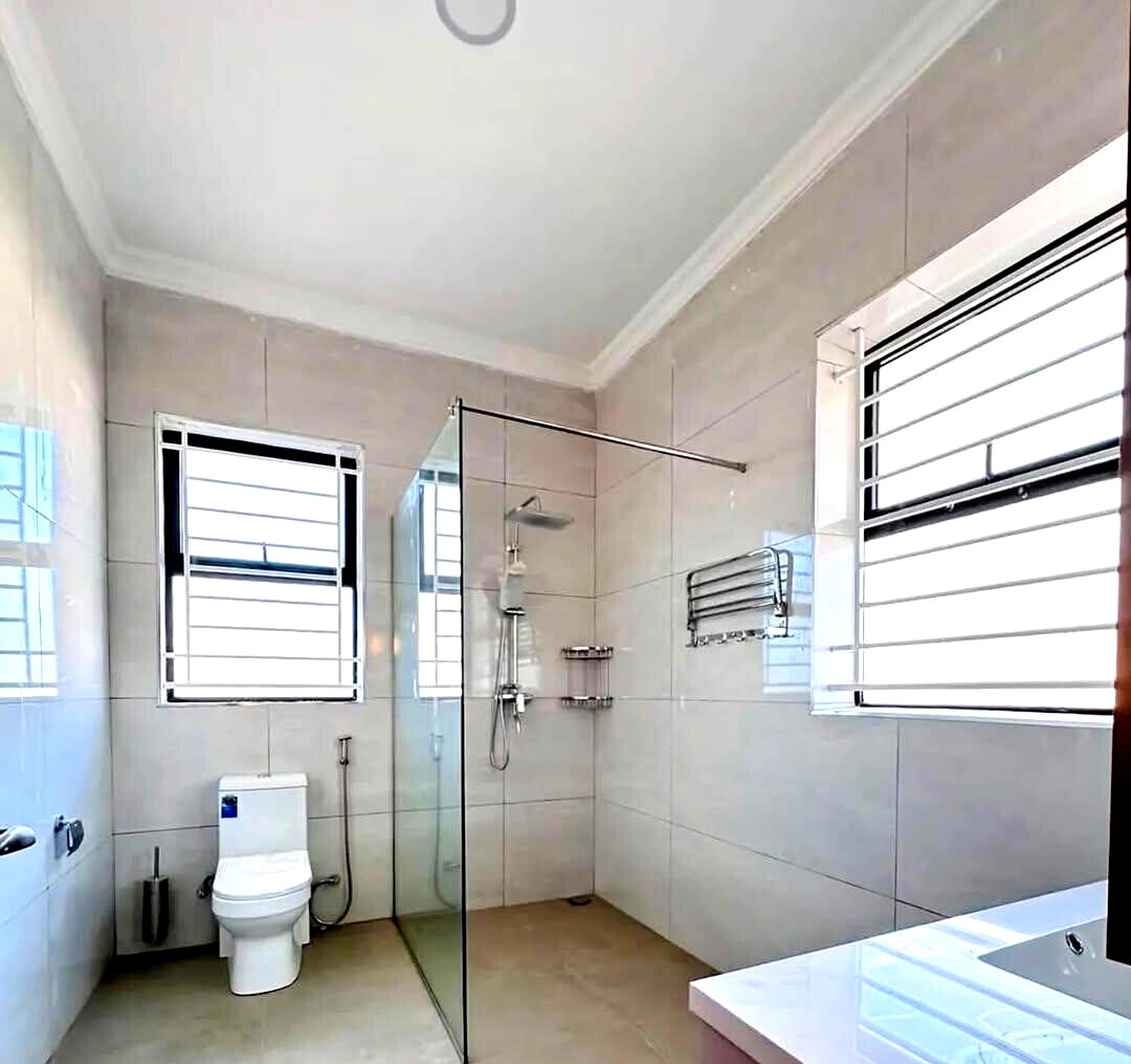 Newly Built 4BR Townhouse with DSQ & Jacuzzi – Karen