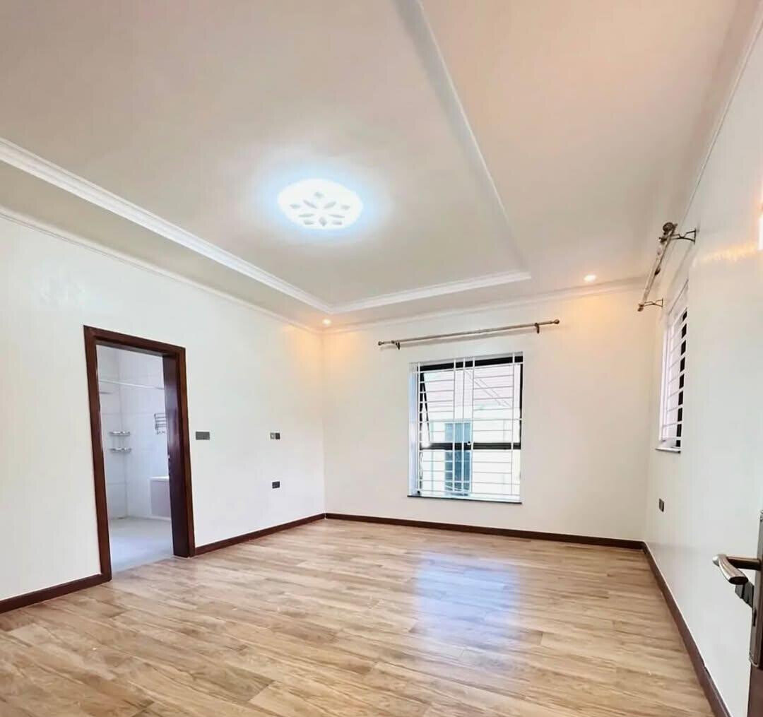Newly Built 4BR Townhouse with DSQ & Jacuzzi – Karen