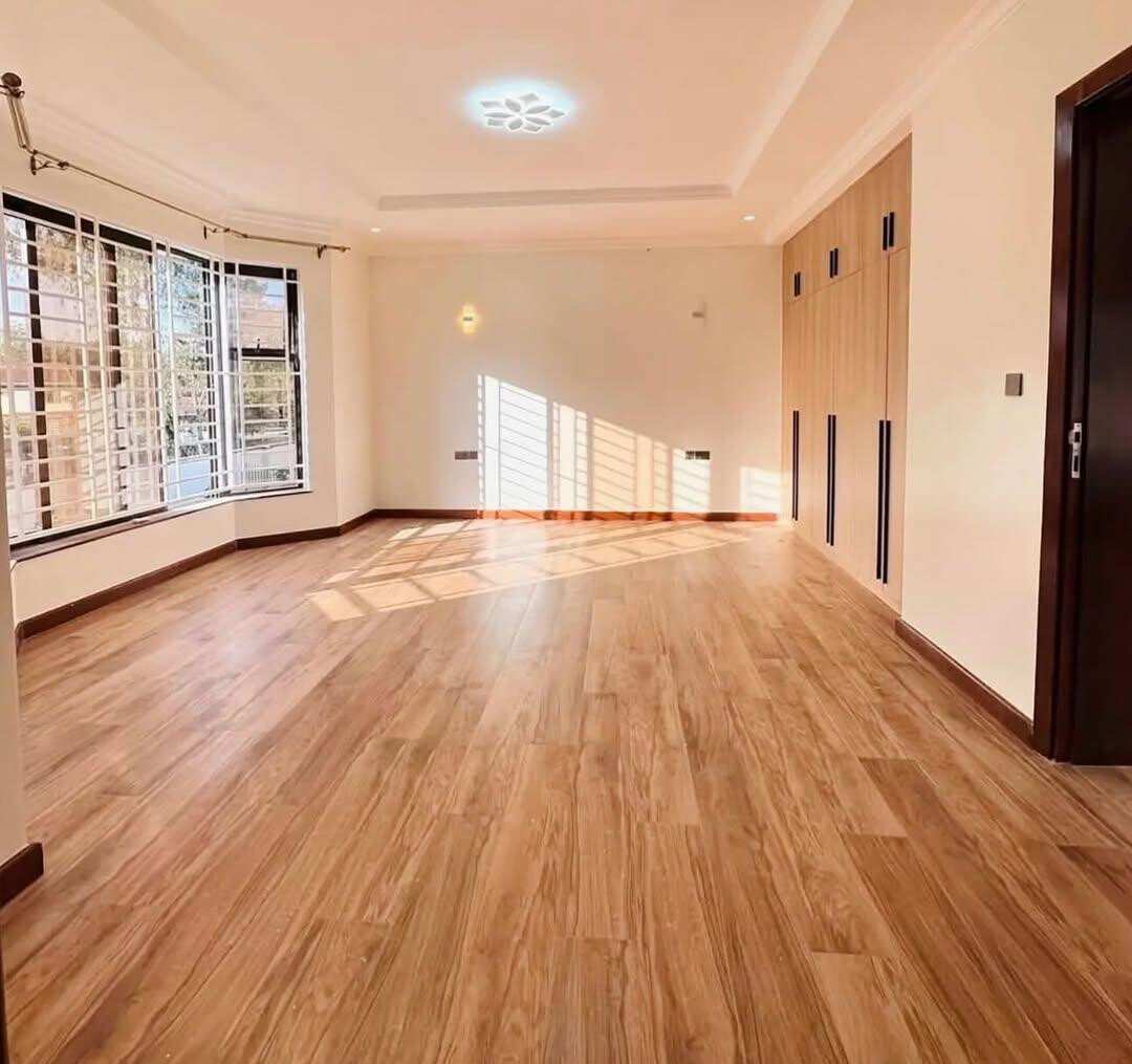 Newly Built 4BR Townhouse with DSQ & Jacuzzi – Karen
