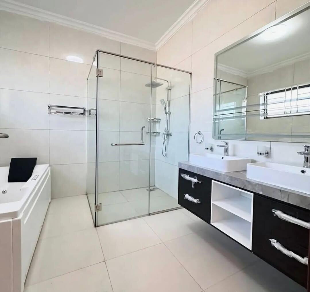 Newly Built 4BR Townhouse with DSQ & Jacuzzi – Karen