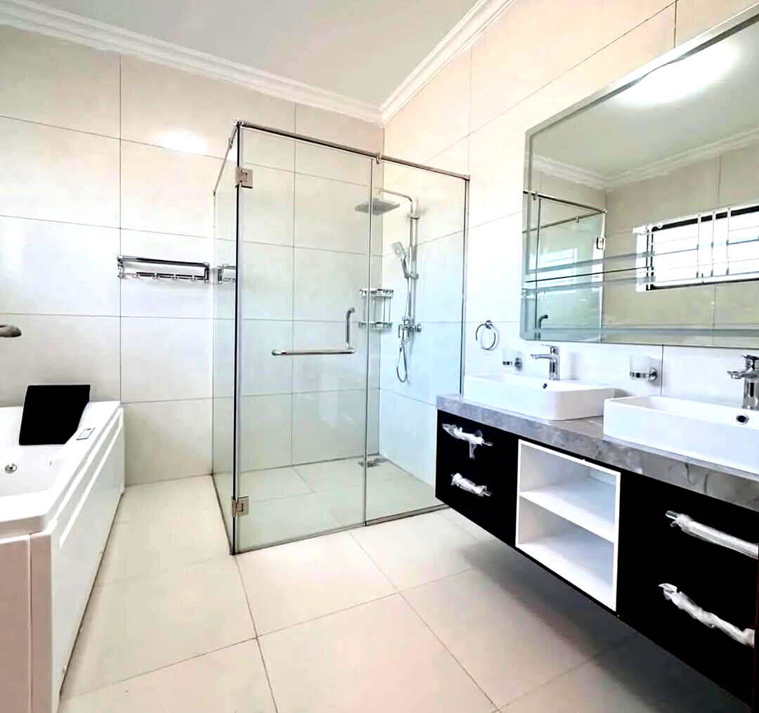 Newly Built 4BR Townhouse with DSQ & Jacuzzi – Karen