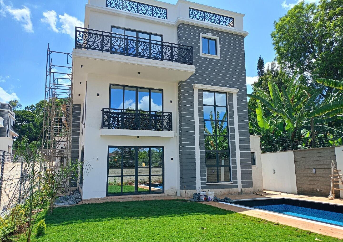 5-Ensuite Townhouse with Study, Pool & DSQ - Lavington
