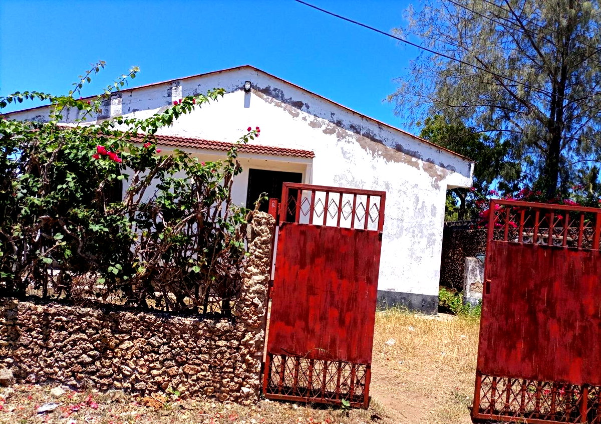 1/2 Acre Plot with 2BR Bungalow - KSh 25M