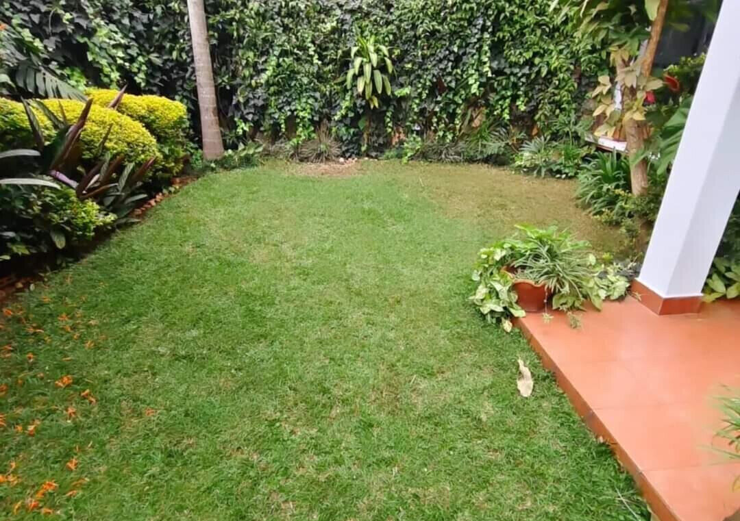 4-Ensuite Townhouse with Fireplace & British Kitchen - Lavington