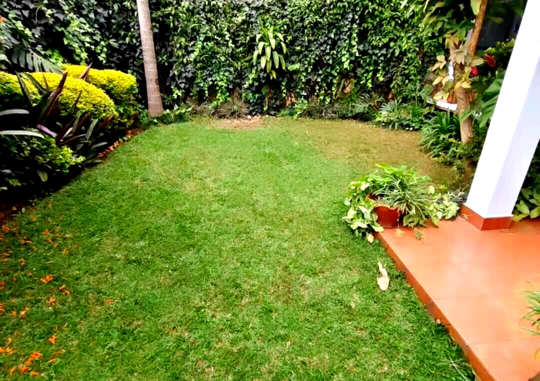 4-Ensuite Townhouse with Fireplace & British Kitchen - Lavington