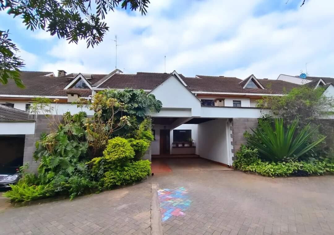 4-Ensuite Townhouse with Fireplace & British Kitchen - Lavington
