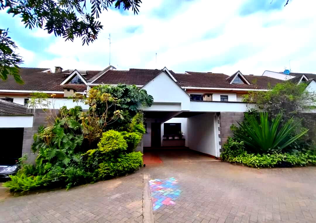 4-Ensuite Townhouse with Fireplace & British Kitchen - Lavington