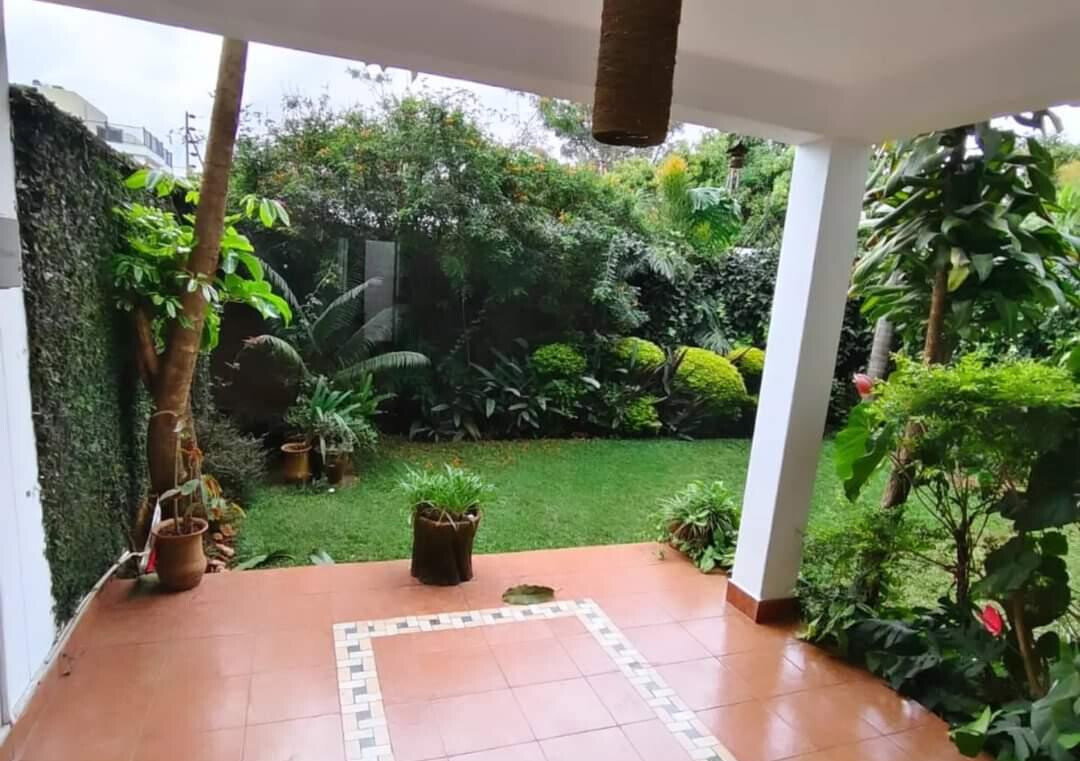 4-Ensuite Townhouse with Fireplace & British Kitchen - Lavington