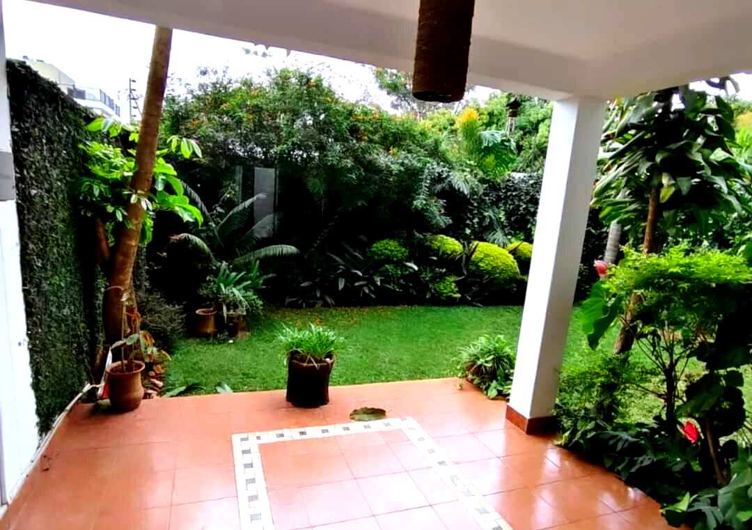 4-Ensuite Townhouse with Fireplace & British Kitchen - Lavington