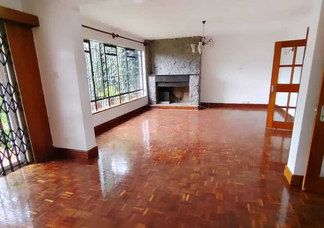 4-Ensuite Townhouse with Fireplace & British Kitchen - Lavington